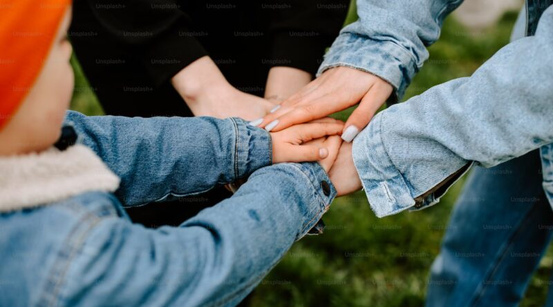 Persone che rappresentano la solidarietà